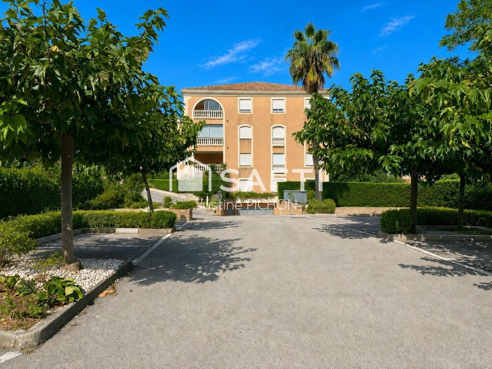 Vente Appartement À vendre – Appartement T3 de 98 m² avec terrasse fermée, parking et cave – Proche des plages et du centre-ville Le pradet
