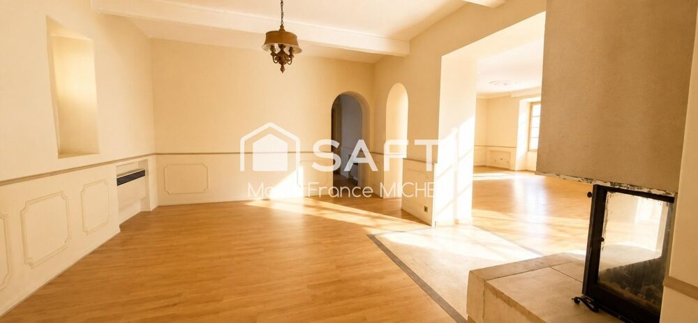 268 m² de caractère sur 885 m² de terrain ! Authentique maison en pierre offrant de beaux volumes, un grand garage, des dépendan