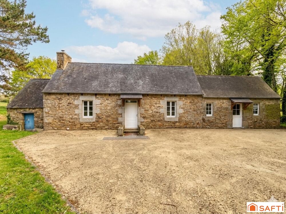 Ensemble trois grandes maisons en pierre au coeur