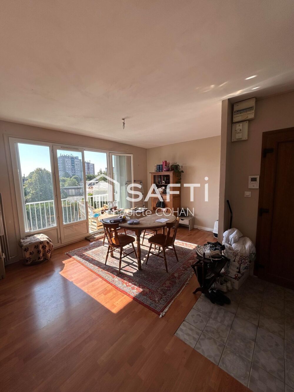 Appartement avec balcon, dans un immeuble bien entretenu