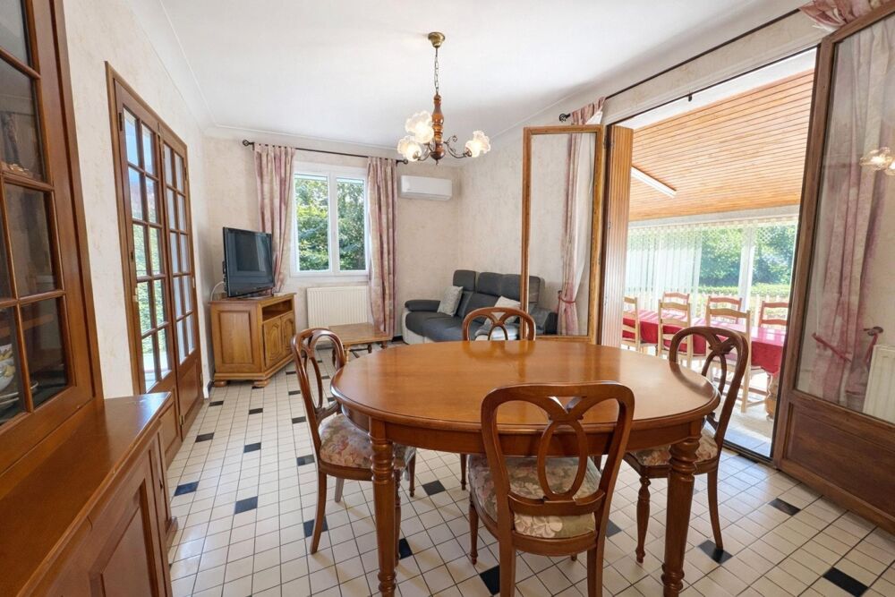 Centre village à pied  maison 3 chambres, garage,avec véranda et espace indépendant