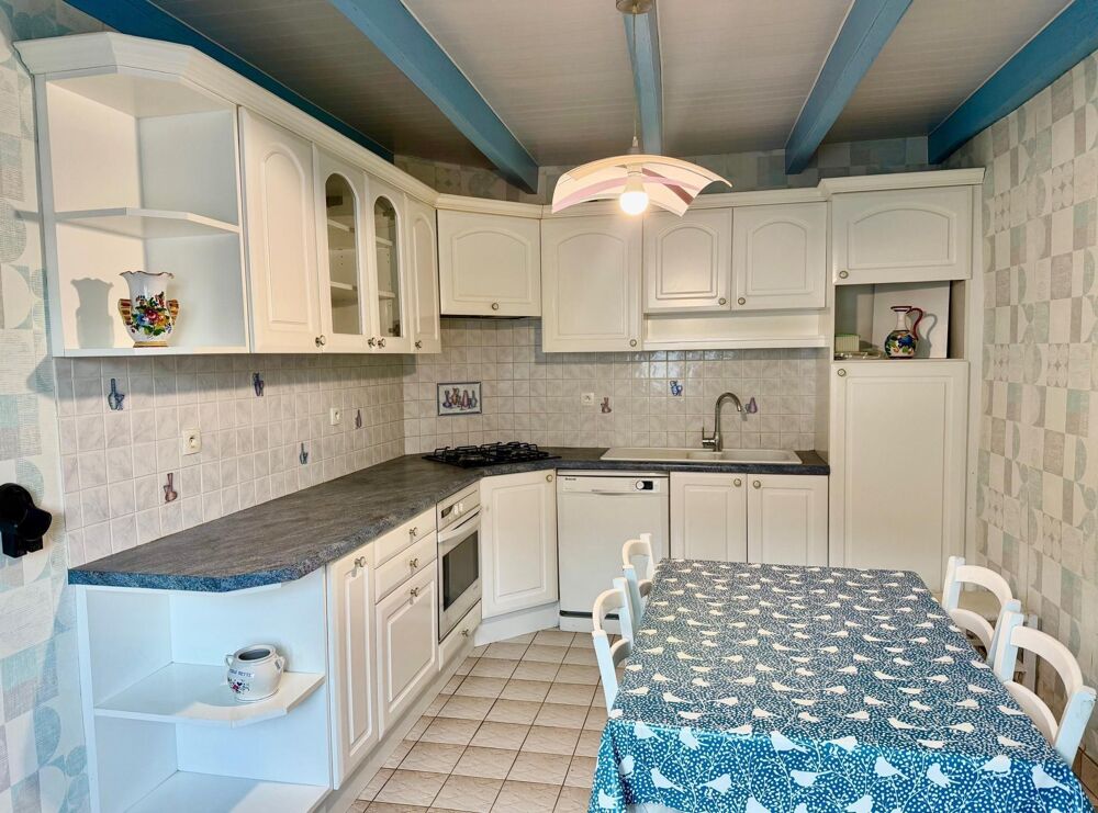 Maison d'habitation avec dépendance en pierre, atelier, sur 1 015 m² de terrain situé en zone constructible.
