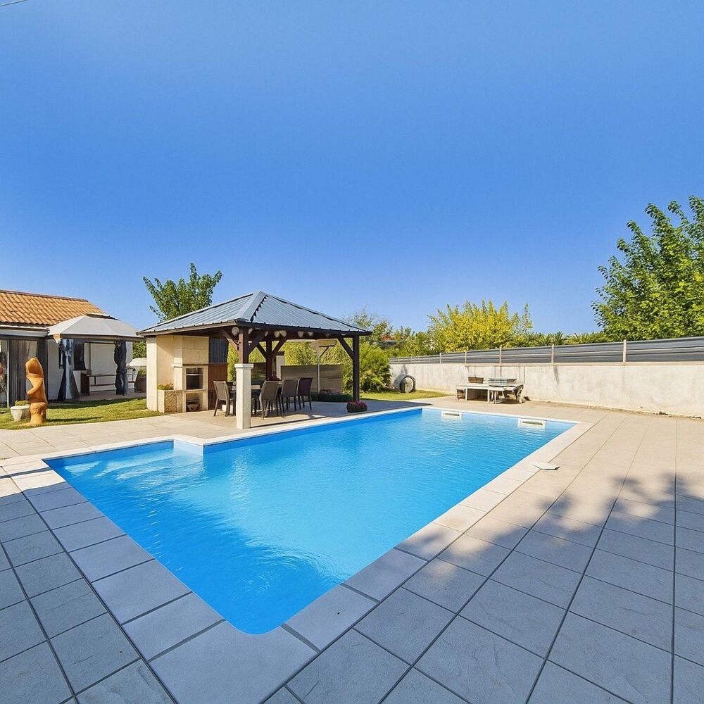 Maison familiale de plain-pied avec piscine, sans vis-à-vis