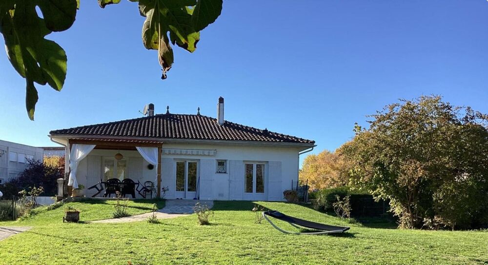 Vente Maison jolie villa située a proximité de la station thermale de Jonzac ainsi proche de toute commodité, avec  deux gîtes mise a disposi Jonzac