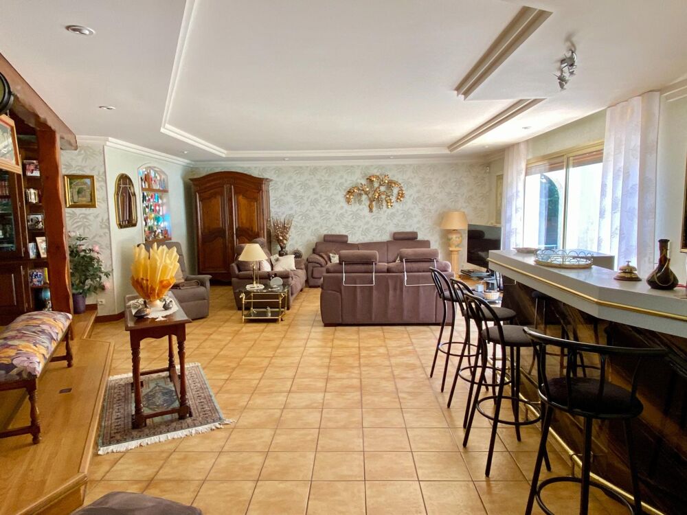 Villa de plain pied avec sous sol complet, piscine, carport et terrain attenant