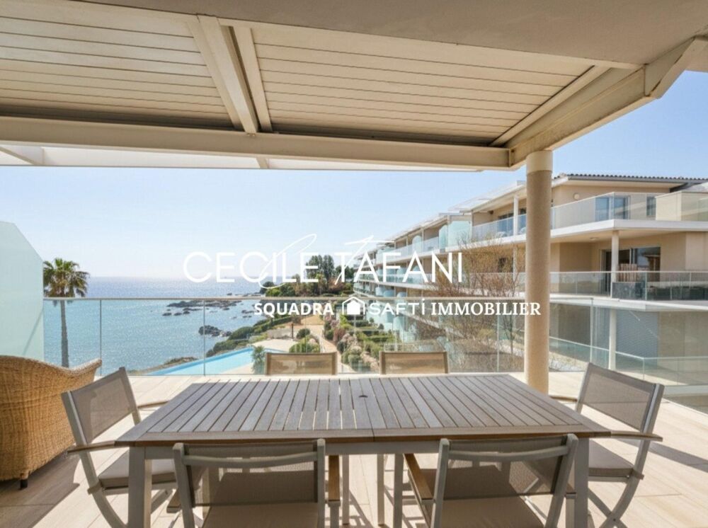 Superbe appartement de 70 m² avec vaste terrasse, vue mer, les pieds dans leau.