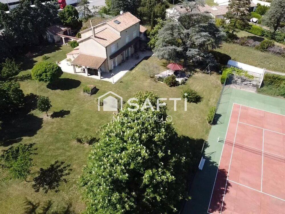 Propriété familiale avec parc et tennis