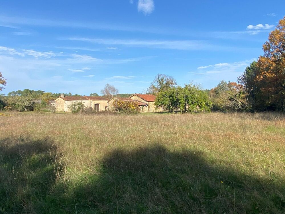 Magnifique terrain constructible avec corps de ferme, très bonne accessibilité, au calme, bordé de forêts.