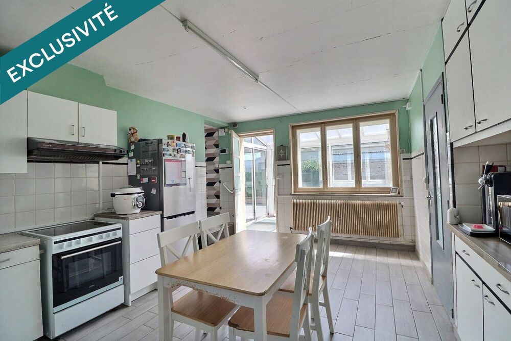 Longère 3 chambres, avec 80 m2 de dépendance, grand stationnement, vaste jardin clos, le tout au calme dans un village avec des