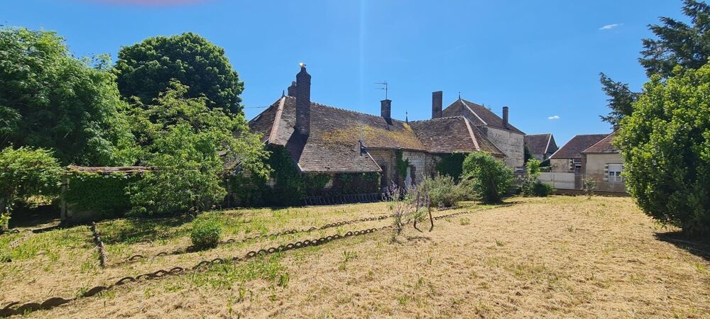 Maison ancienne et ses nombreuses dépendances