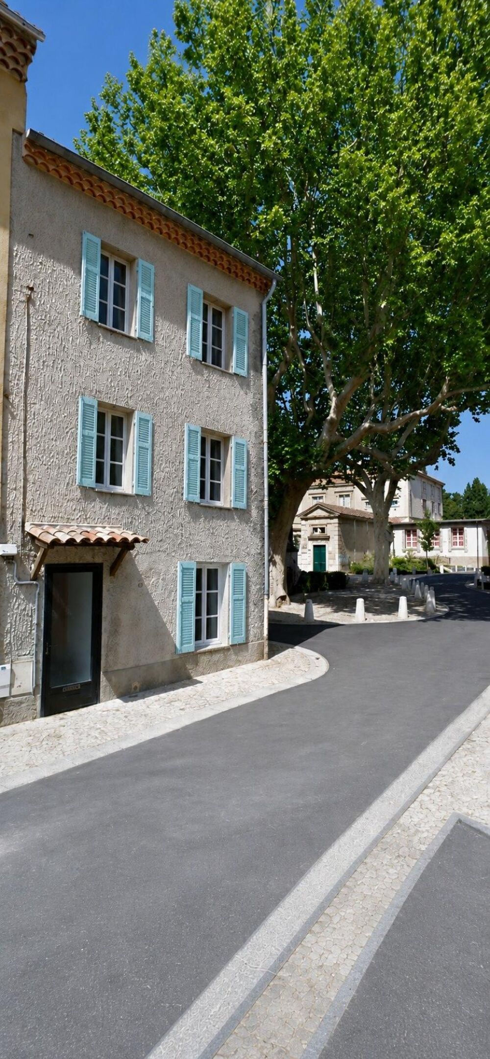Appartement de village sur 3 niveaux offrant un fort potentiel ! Travaux à prévoir pour révéler tout le charme de ce bien idéale