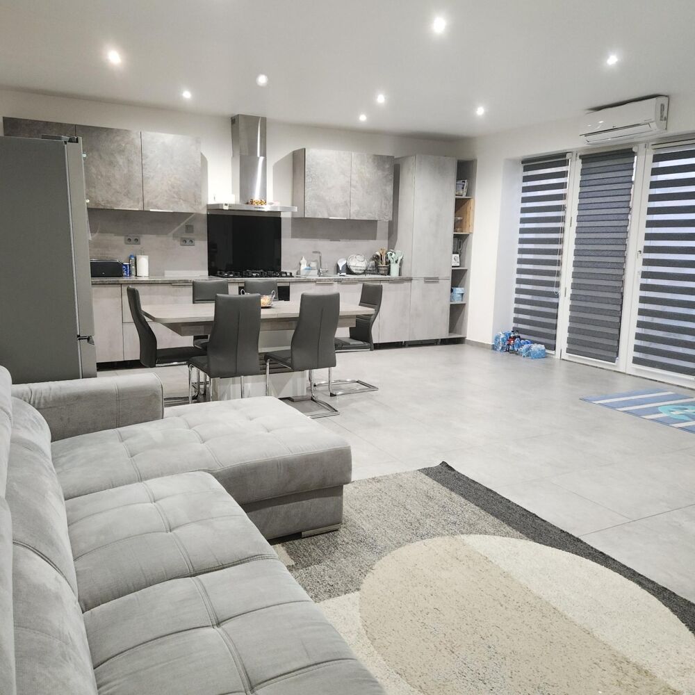 Vente Maison élégante maison en triplex développe 277 m² Nimes