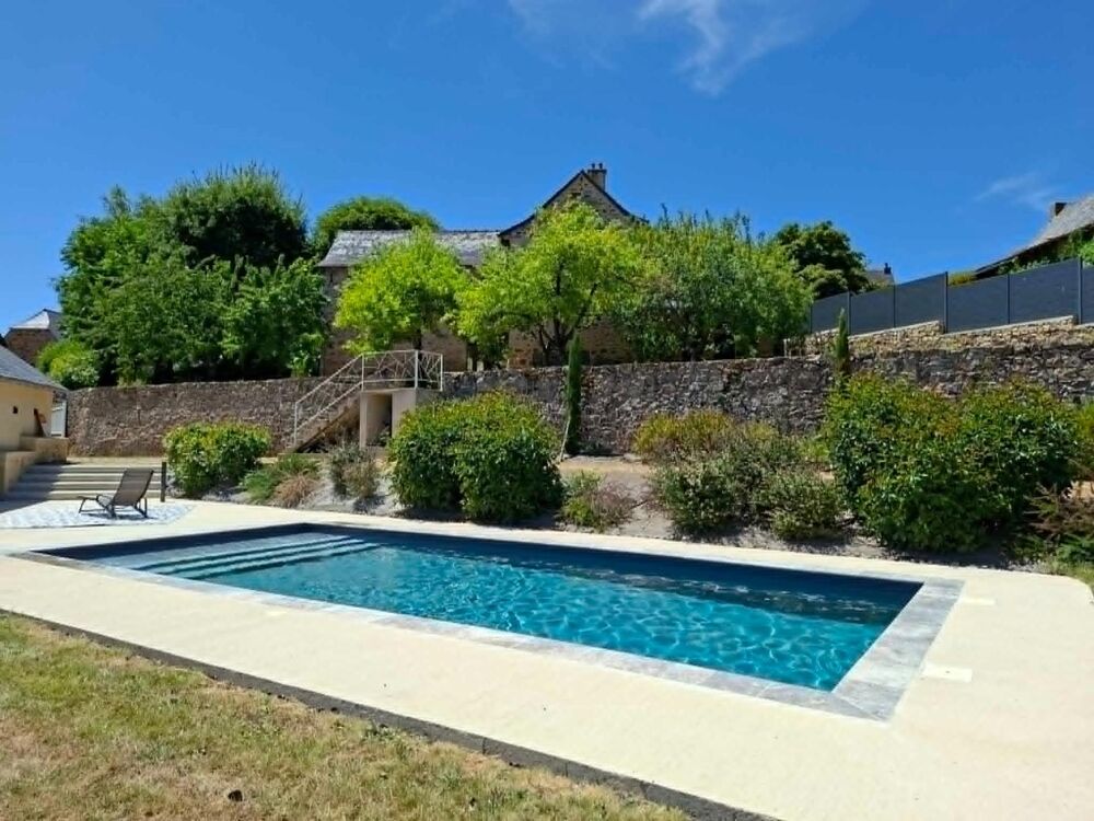 Située à Privezac, un petit village de l'Aveyron, à 3mn de l'axe Rodez/Villefranche de Rouergue et à 30mn de l'aéroport de Rodez