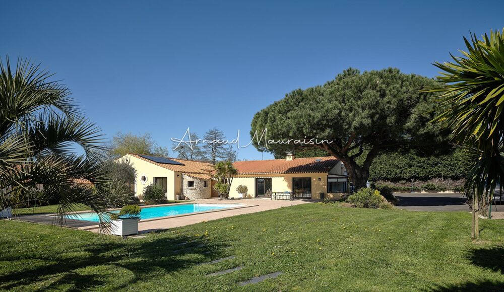 Maison familiale avec piscine et terrain paysagé !