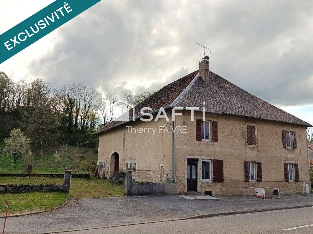 Maison ancienne en pierre avec grandes dépendances