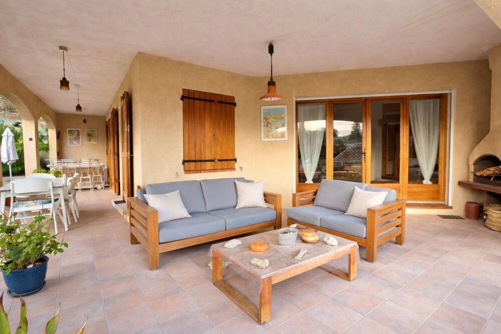 La Cadière, Maison T5 de 134 m² implantée sur 1016 m² de terrain.
