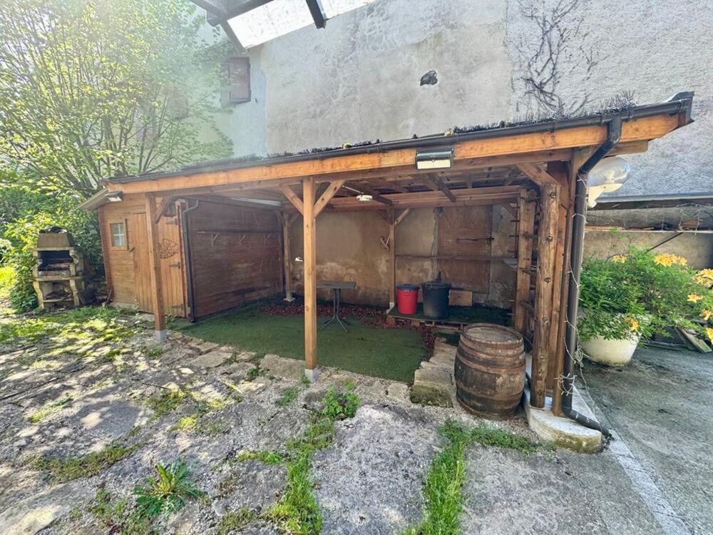 Un havre de paix avec piscine et de beaux volumes.