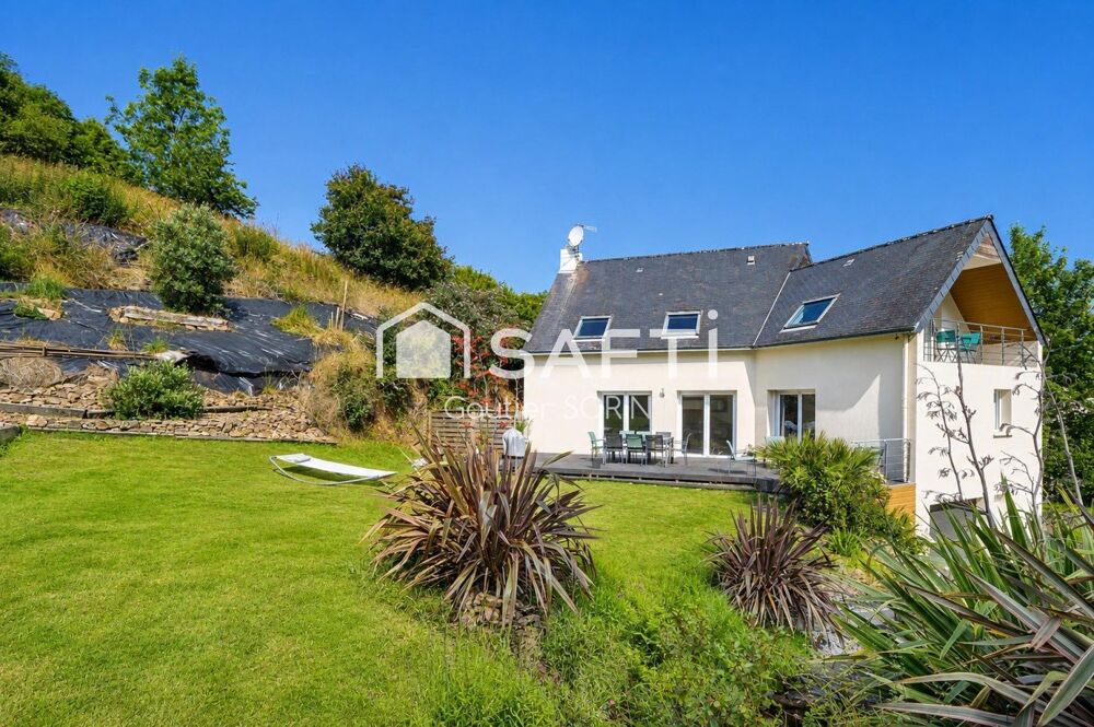 Maison contemporaine rénovée de 138 m²  Vie de plain-pied  Jardin paysagé avec ruisseau