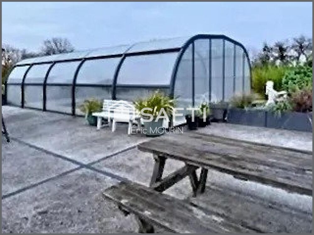 Cette grande Maison familiale avec un hangar professionnel.