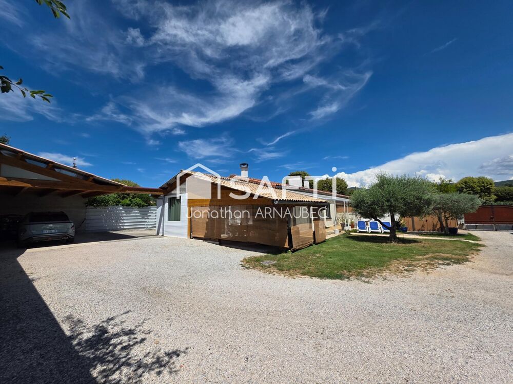 Coup de coeur assuré pour cette maison de plain-pied entièrement rénovée, alliant confort moderne, prestations de qualité et aucu