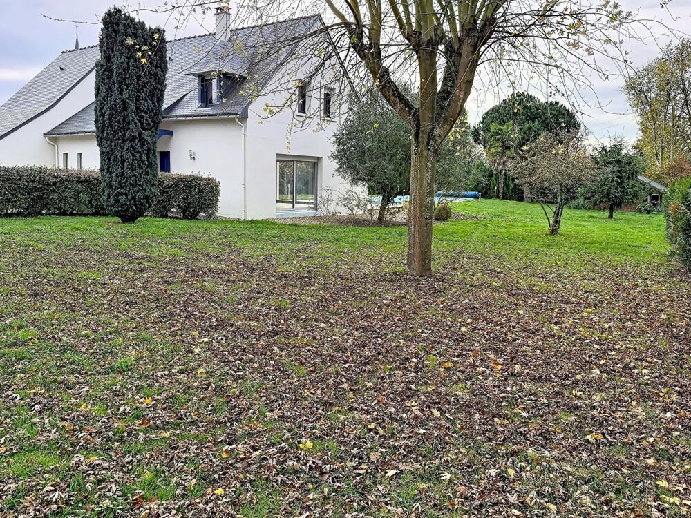 Maison spacieuse avec piscine et terrain arboré.