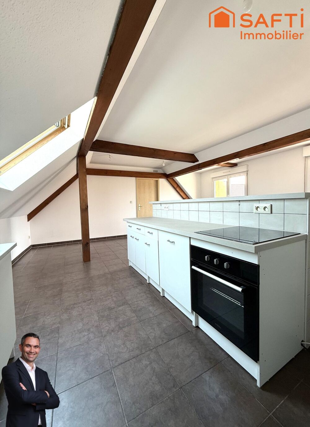 Superbe appartement de 3 pièces au 2éme et dernier étage, disposant d'un balcon, d'une place de stationnement privée et d'une ca