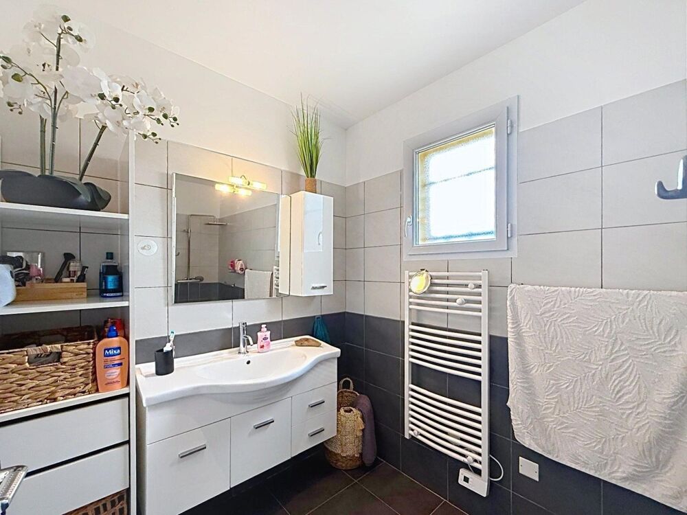 Maison 5 pièces avec piscine et studio indépendant offrant un revenu locatif