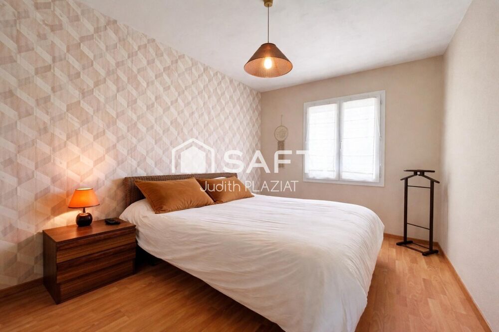 Maison de plain-pied à vendre  Sadirac (33670)  3 chambres + bureau  Piscine  2 garages  Terrain 2 700 m²