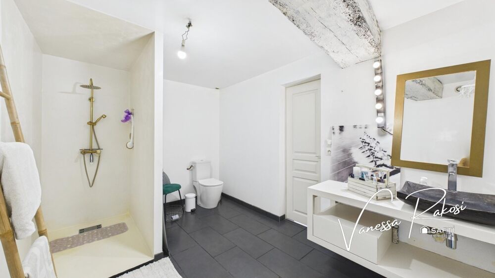 Vente Maison À Saint-Jean-d'Angély, découvrez cette maison rénovée de 104 m² avec deux chambres, jardinet et dépendance. Saint-jean-d'angely
