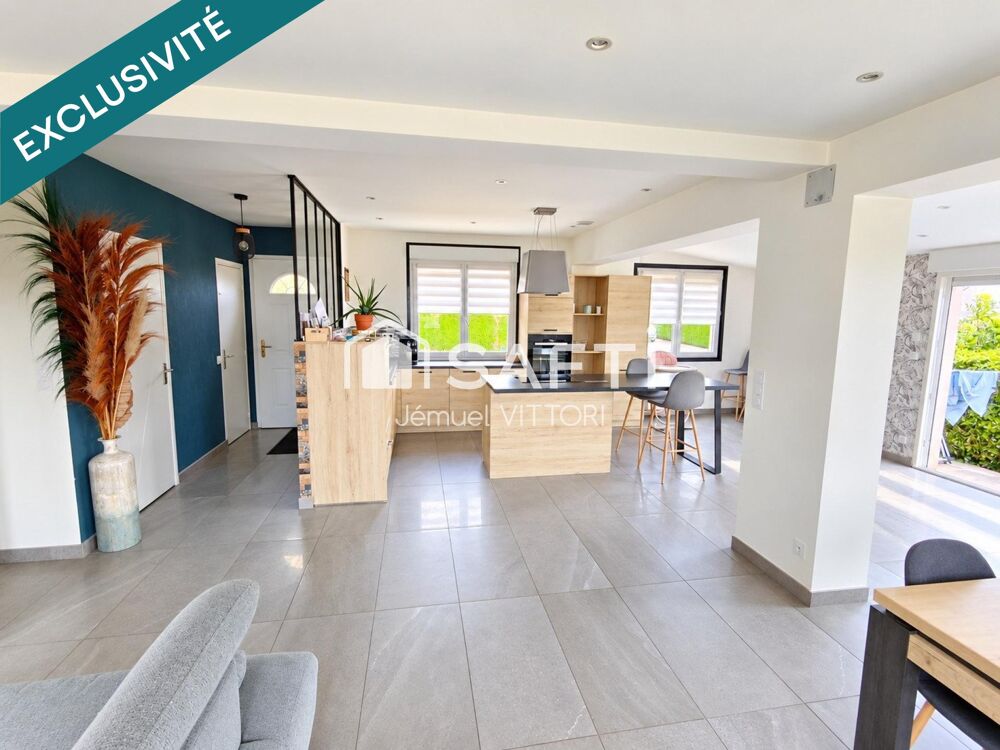Maison rénovée avec vie de plain-pied, 4 chambres et sous-sol intégral