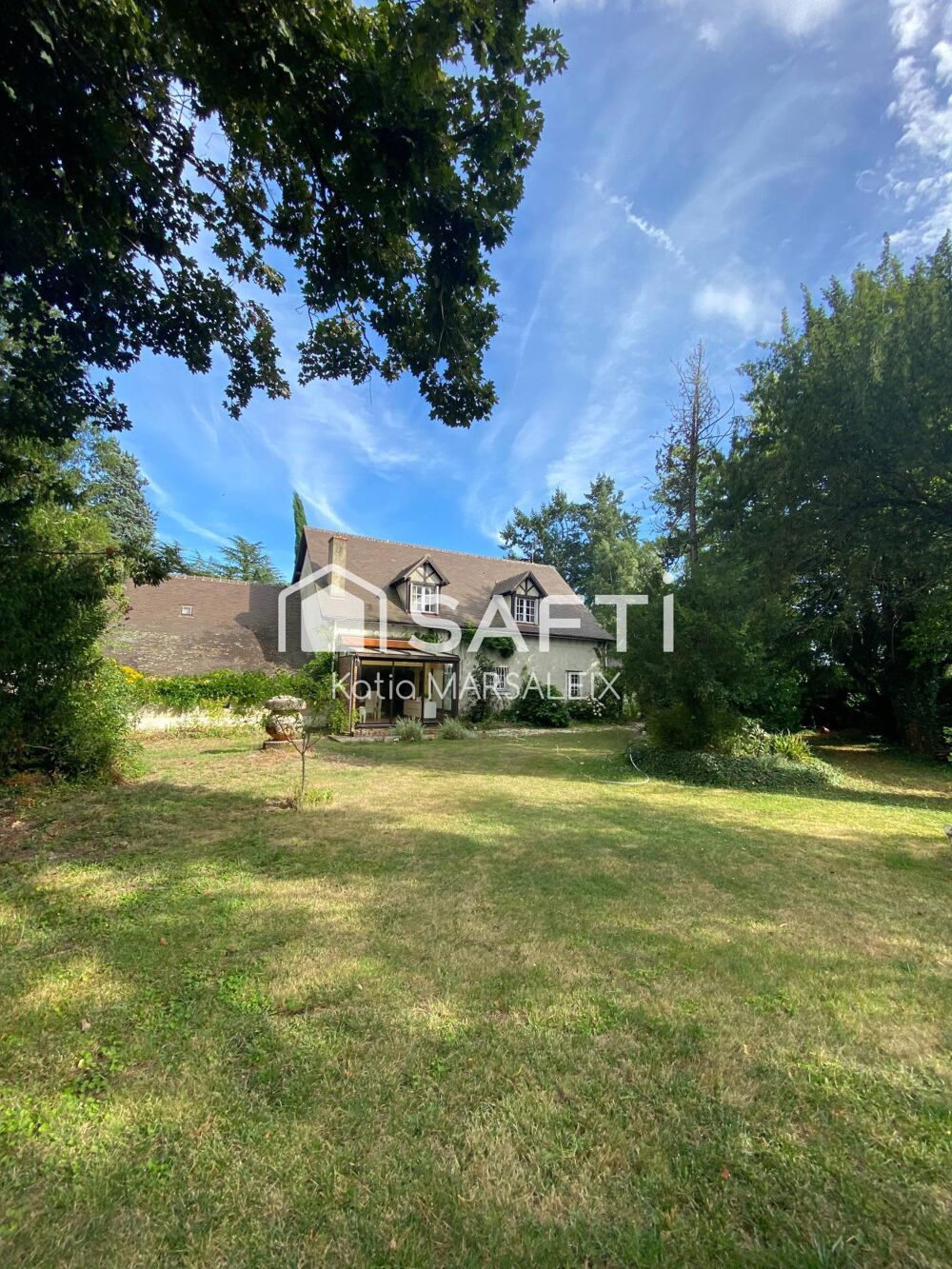 Propriété sur 4612m² de terrain avec piscine