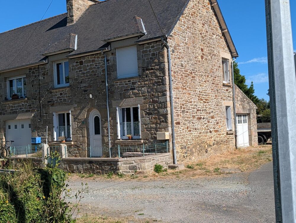Petite maison en pierre en campagne.