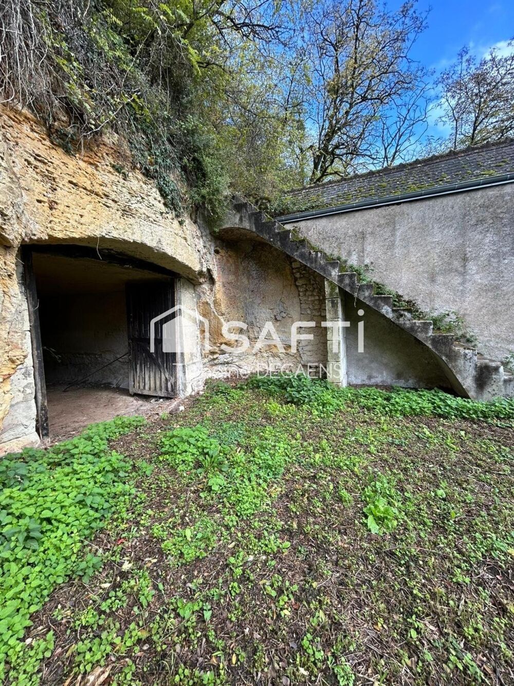 Vente Parking/Garage Ensemble troglodyte rare avec deux caves et terrain arboré dominant. Langeais