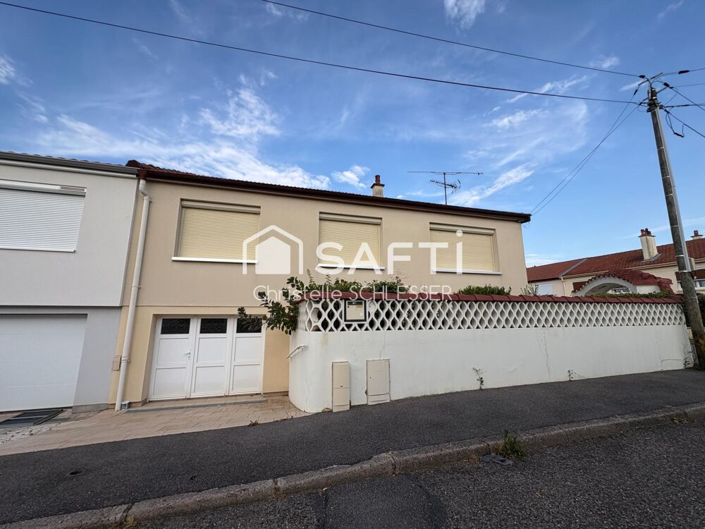 Belle maison mitoyenne avec terrasse et trois chambres et sous-sol