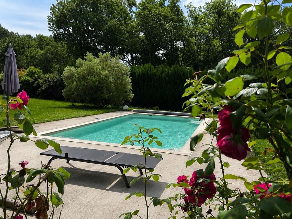 Maison en pierre rénovée alliant charme de l'ancien et confort moderne