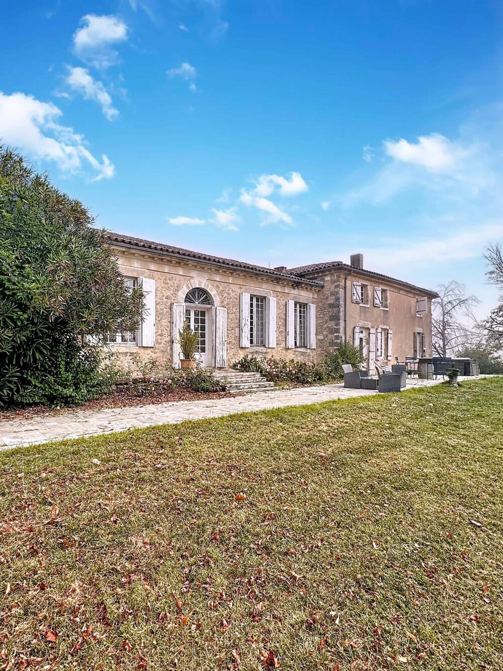 Vente Maison Superbe ensemble immobilier et ses 38 hectares de terres. Sauveterre-de-guyenne