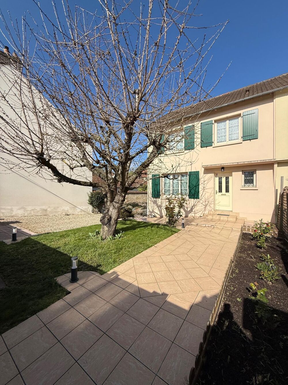 SOUS OFFRE!!! Maison sans travaux avec un s/sol total