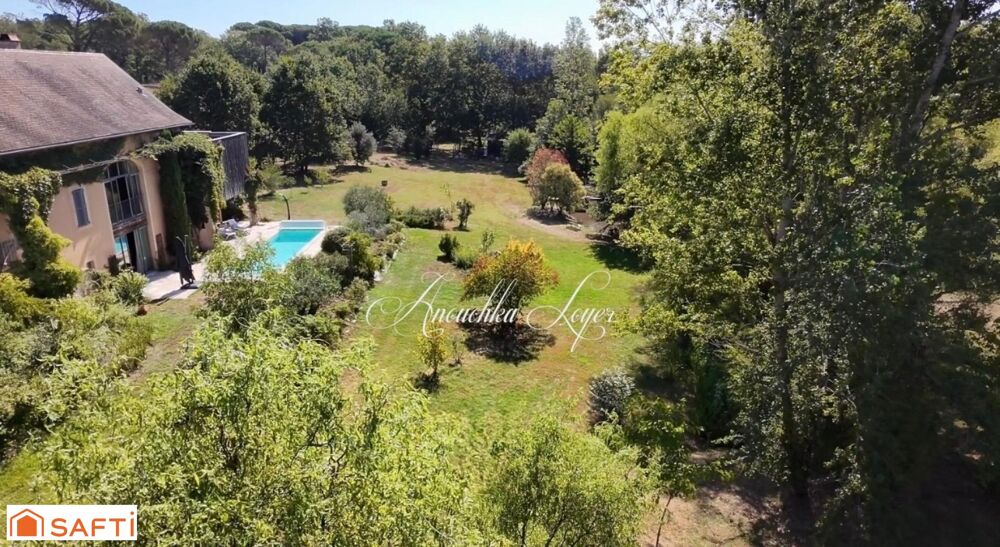 Propriété d'architecte d'exception avec lac privé