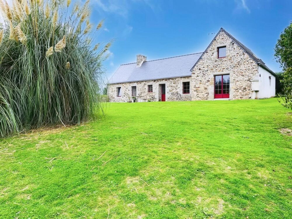 Ensemble immobilier de caractère comprenant une longère, un gîte et une maison à rénover, à 30 minutes de Lannion et proche de l