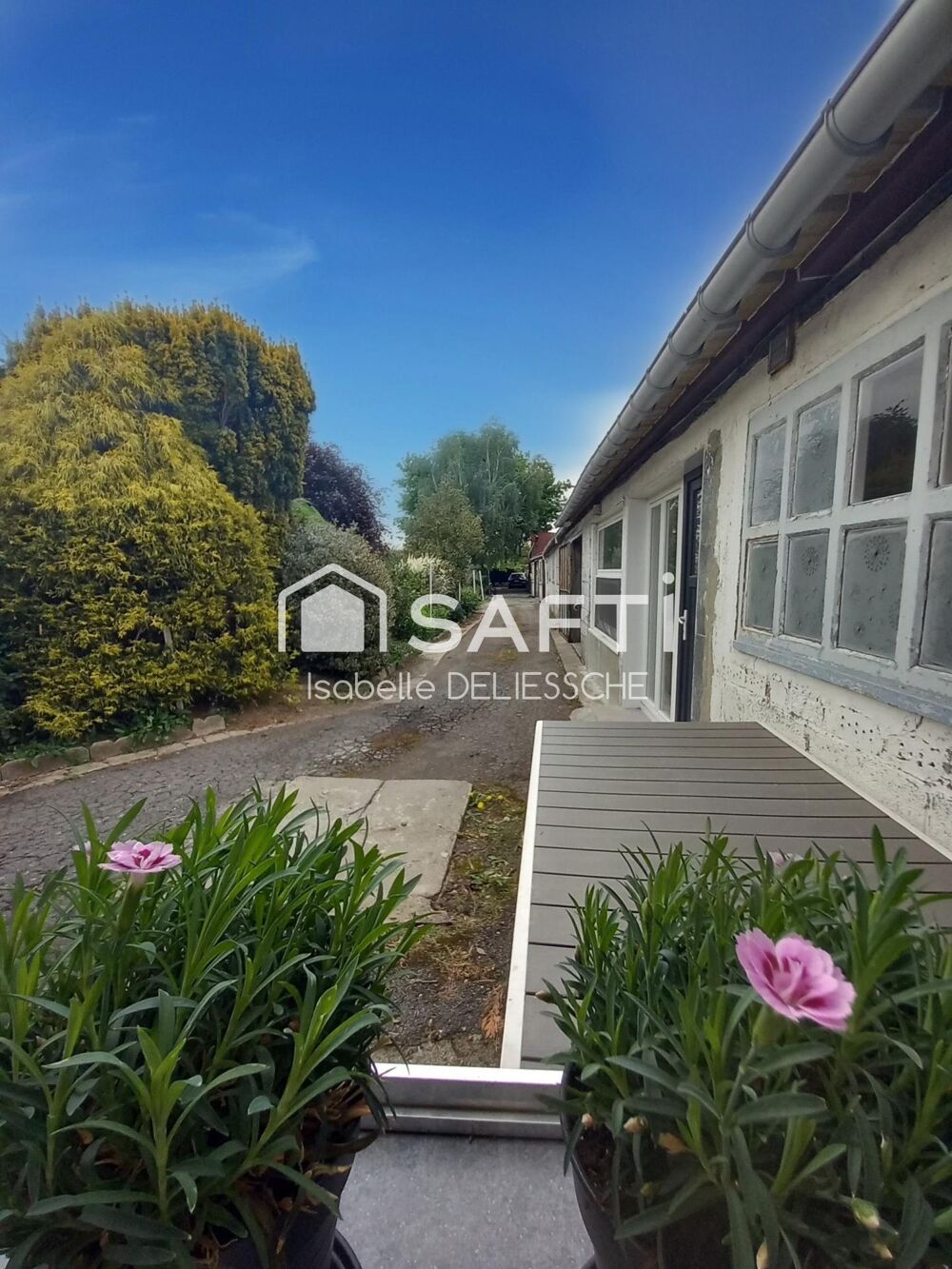 Maison de 1965 entièrement rénovée avec goût, alliant charme dorigine et modernité.