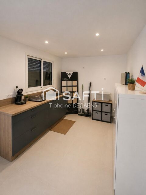   bureaux de disponible location de 1 / 2 ou 3 bureaux possible tous au meme etage (R+1), partie commune en RDC et WC a chaque niv 