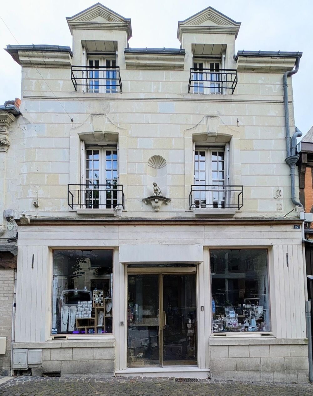   belle boutique sur un emplacement n°1 bis 
