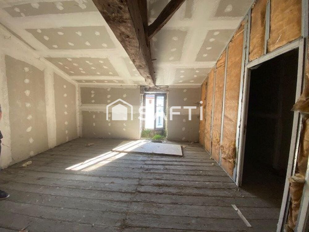 Saint Etienne de Mer Morte - Maison de 160 m² à rénover entièrement.