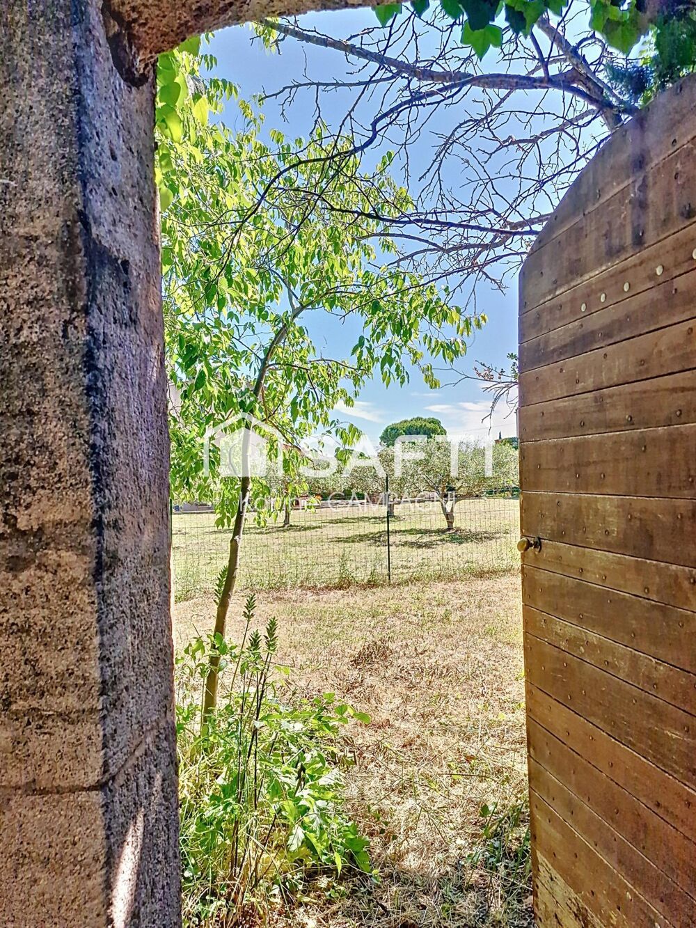 Robion  Bastide du XIXe siècle à rénover avec dépendances