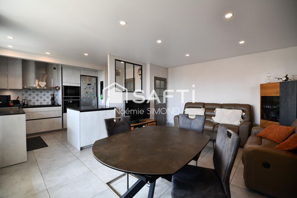 Grand appartement de cinq pièces ! Ravalement réglé par les propriétaires ! Trés beau niveau de finitions!