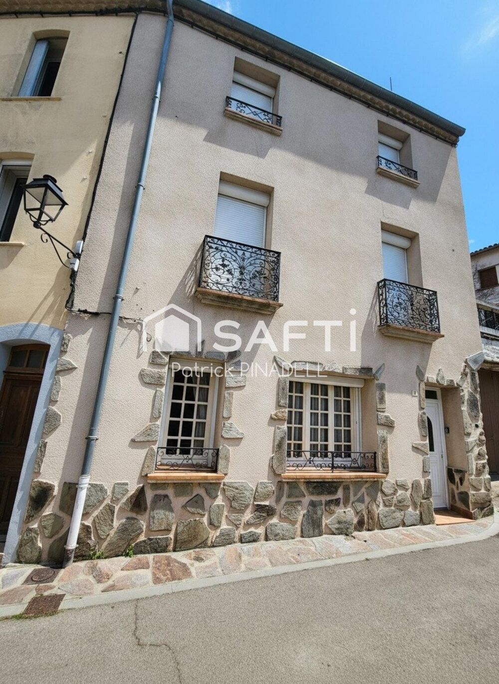 Maison d'habitation T8, disposant de 7 chambres, 2 salles de d'eau et 1 salle de bain et une pièce de vie de 32m²