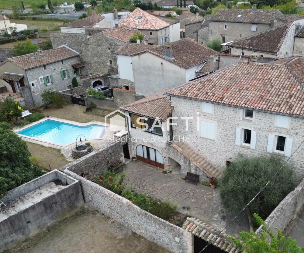 Maison de hameau en pierre avec terrain et piscine