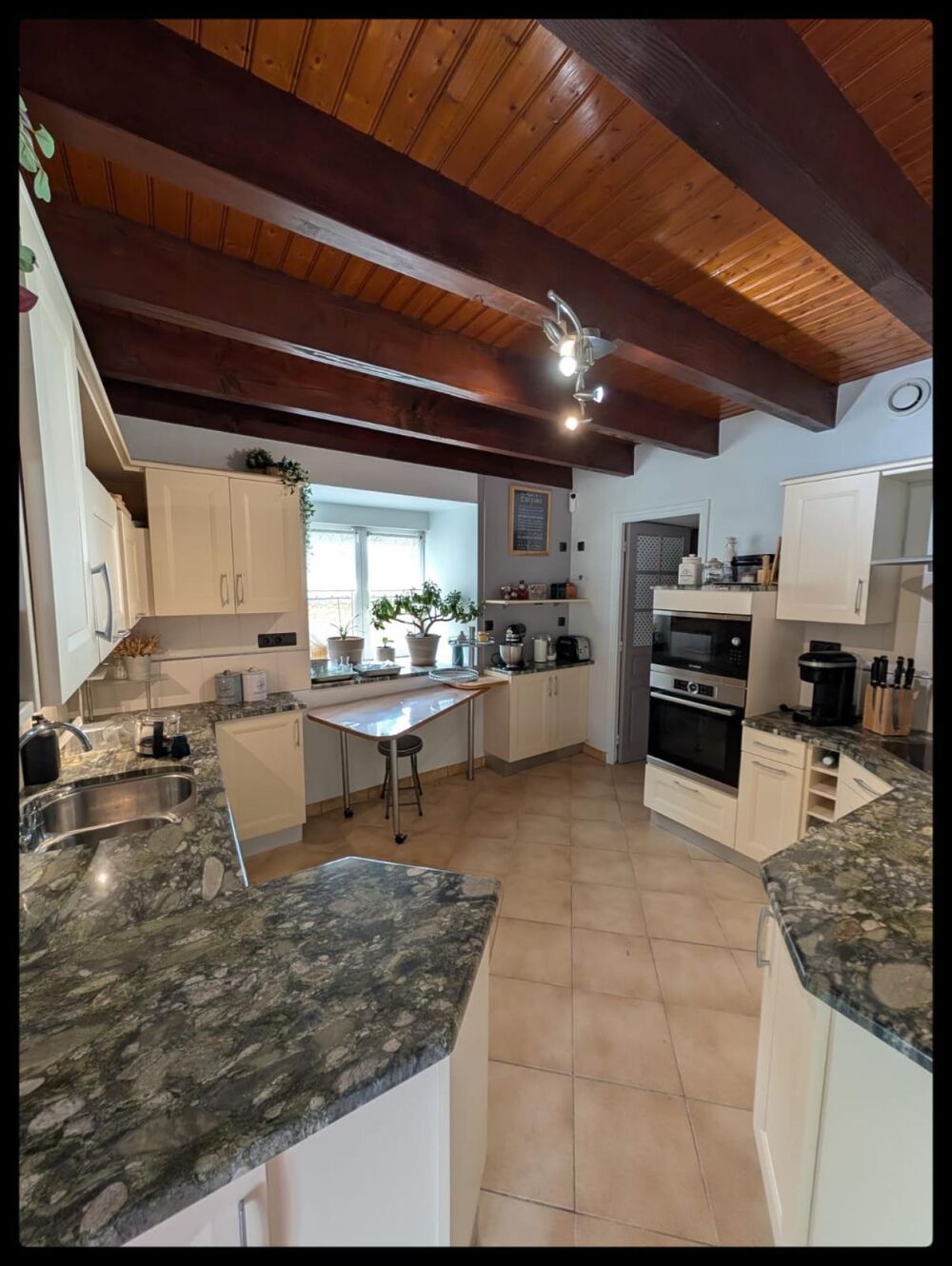 Maison en pierre entièrement rénovée, aucun travaux à prévoir-3 chambres -Jardin clos