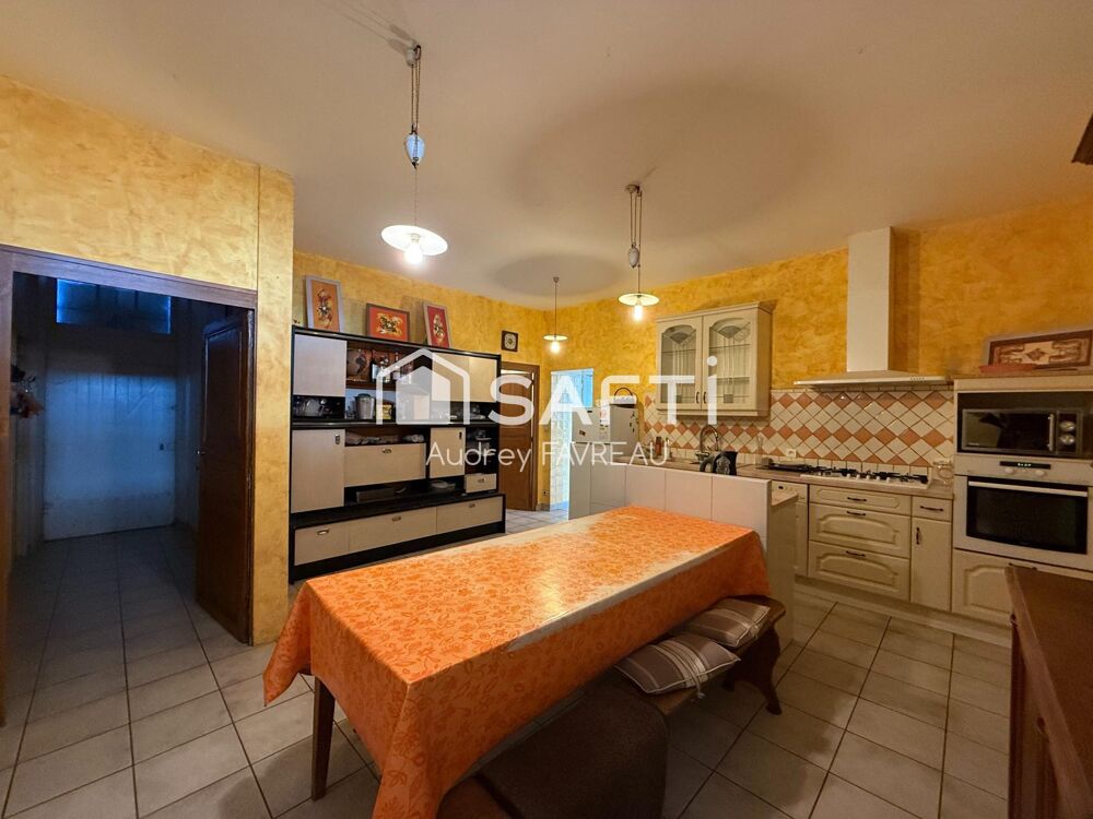 Vente Maison Ancienne école de 185m2, 4 chambres,jardin,garage Vouhe