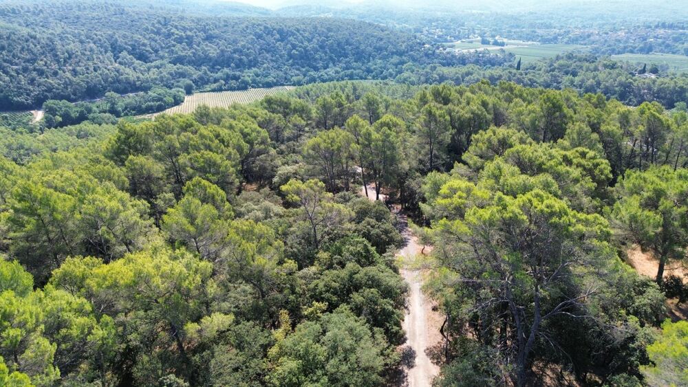 Carcès  Propriété de caractère en pierre sur plus de 7 hectares dans un écrin de nature